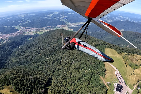 Flug mit dem Drachen über das Kandel Hotel im Schwarzwald